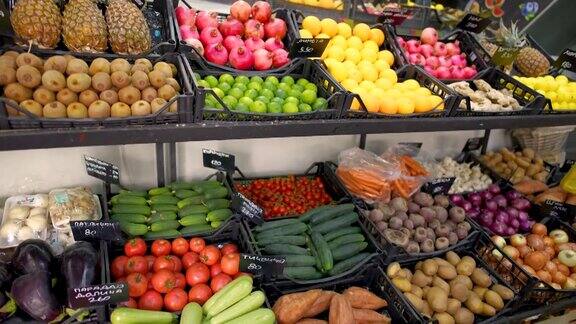 市场上摆放着各种新鲜生蔬菜