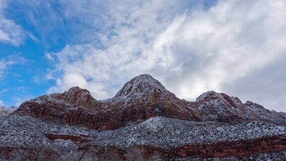 时间流逝的云移动在雪的悬崖在锡安