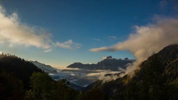 意大利阿尔卑斯山脉白云石山脉的秋日日落