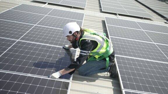蓝领工人在屋顶安装太阳能电池板