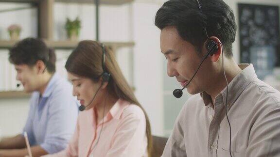 亚洲呼叫中心团队在办公室为客户提供在线服务