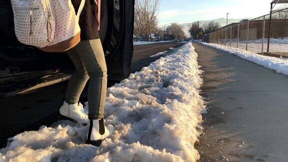 女孩在冬天路过学校