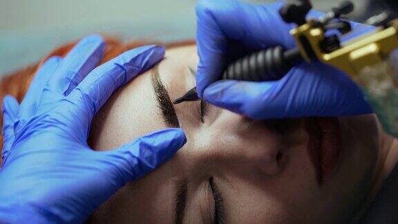 一位美容大师正在为女性做一种用手套纹眉毛的美容