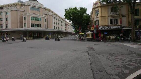 交通在越南河内市中心的十字路口时间流逝