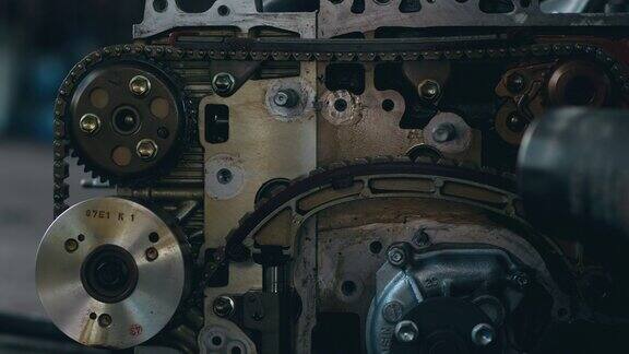 特写:修理工正在修理非常旧的发动机