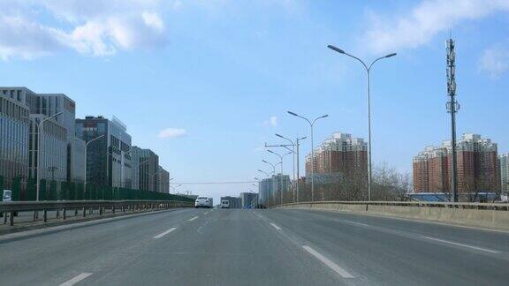 在北京的城市路上开车