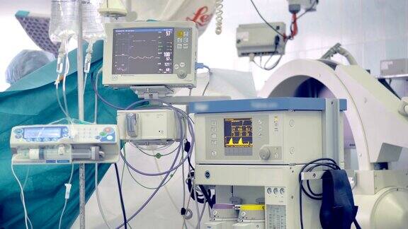 一套显示病人生命体征的医疗设备和输液袋4k