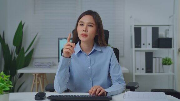 亚洲女性在现代办公室查看数据