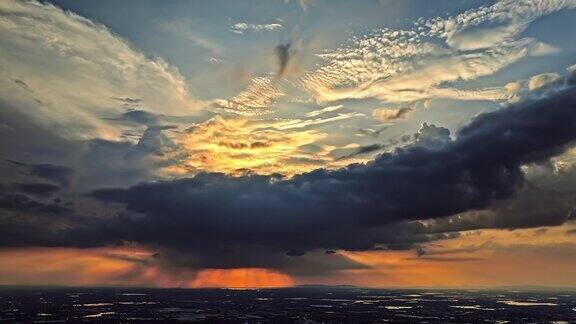 美丽的天空云在日落的自然景观