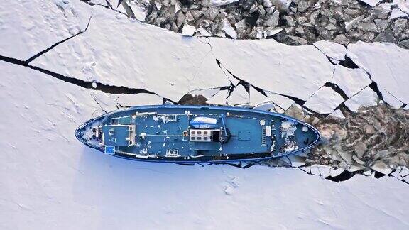 冬天维斯瓦河上的破冰船在粉碎冰块波兰普洛克