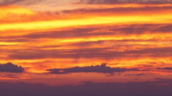 日出延时太阳升起在彩色天空云在海上地平线4K视频