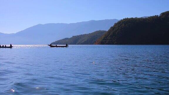 湖上木船