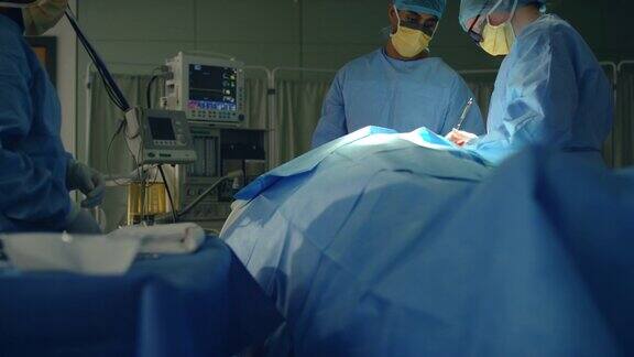 潘医生助理将手术器械传递给外科医生