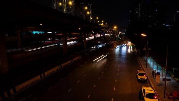 夜间高速公路上车灯和尾灯的运动时间流逝