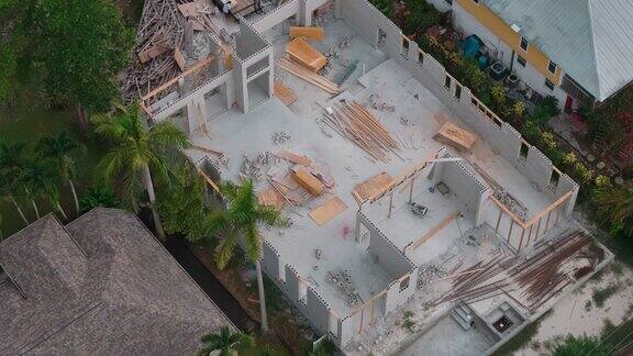 佛罗里达房屋家庭建筑工地的元素上面是无人机拍摄的建造房屋的画面