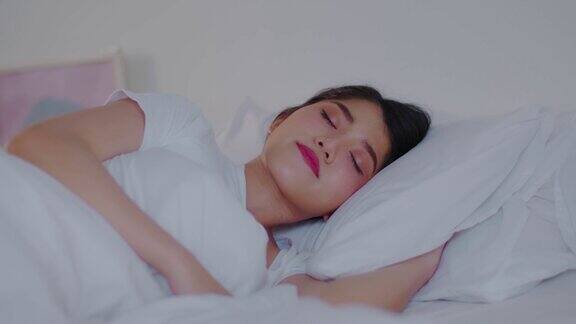 美丽迷人的亚洲女人睡觉和甜蜜的梦躺在床上舒适的卧室早上感觉如此放松和舒适健康