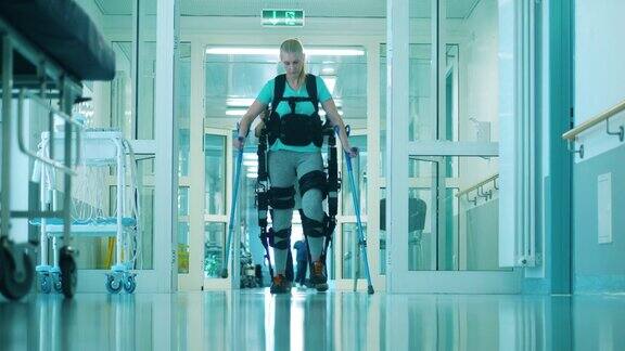 穿着外骨骼的残疾妇女拄着拐杖走路