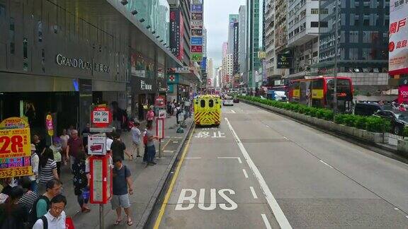 城市白天的交通状况从香港街道的双层电车上看过去