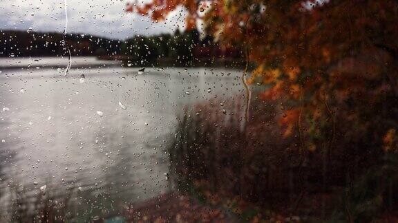 雨点落在窗户表面