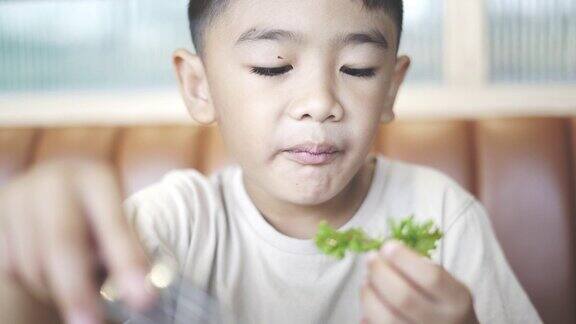 吃蔬菜的男孩