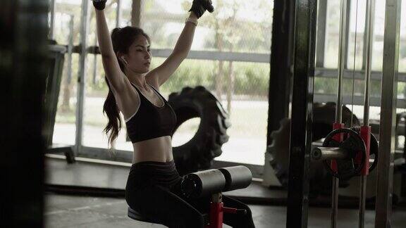 亚洲女运动员在健身房锻炼时身体的一部分集中在胸部