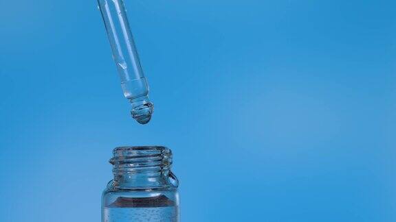 有机精油从吸液管滴入玻璃瓶