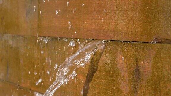 水从木板坝渗漏的慢镜头特写