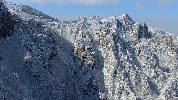 黄山雪景银白色的山峦自然景观