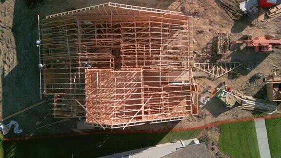 建造房屋家庭建筑工地木制框架白天拍摄的无人机上图