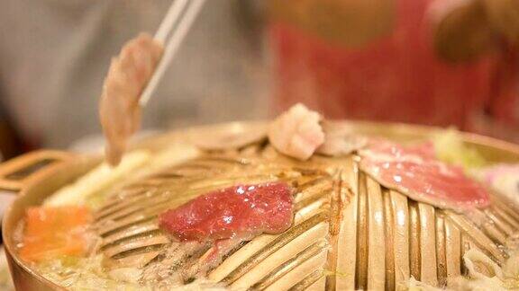 铁锅上烤猪肉筷子