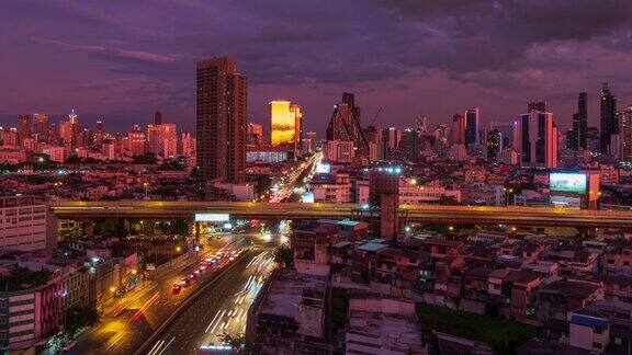 曼谷市中心商务区和高速公路在黄昏时分高楼大厦林立白天到晚上时光流逝