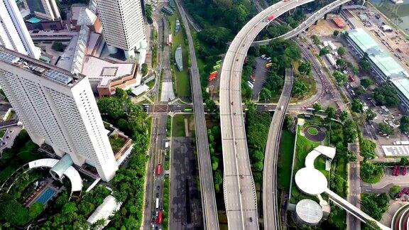 新加坡市中心桥上交通的鸟瞰图