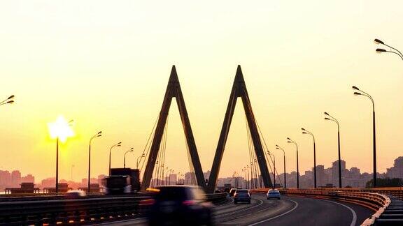 日落时分汽车沿着时髦的千禧桥行驶