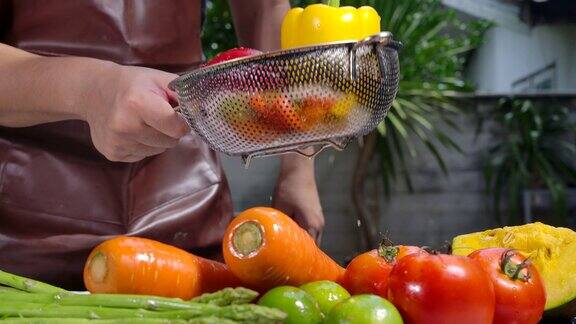 他正在洗水果和蔬菜