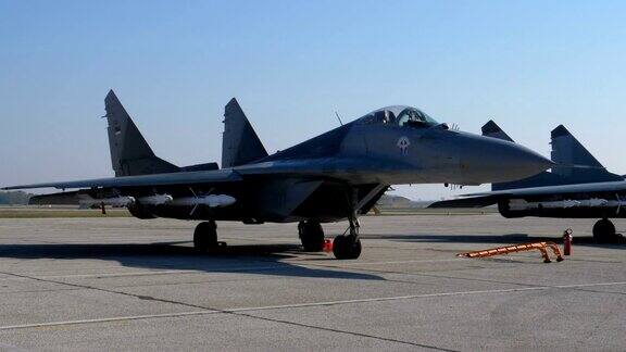 放大这架装备了真正导弹的军用飞机由俄罗斯捐赠给塞尔维亚