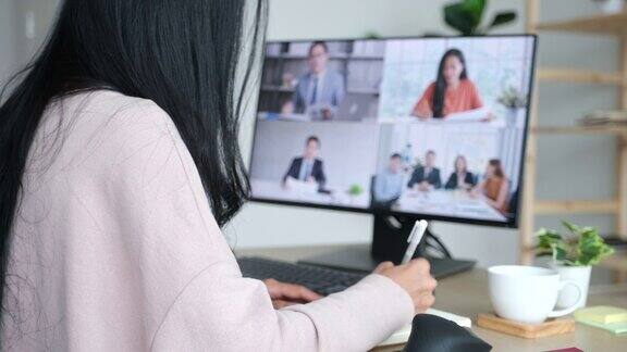 业务团队在视频会议上讨论销售报告亚洲女性和团队使用电脑进行视频电话在线会议在家工作