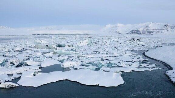 航拍:飞向冰岛湖上的浮冰