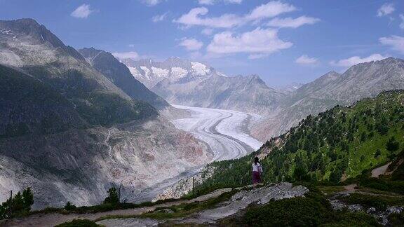 女孩在山上练习瑜伽冰川、山脉和森林景观瑞士的阿莱奇冰川
