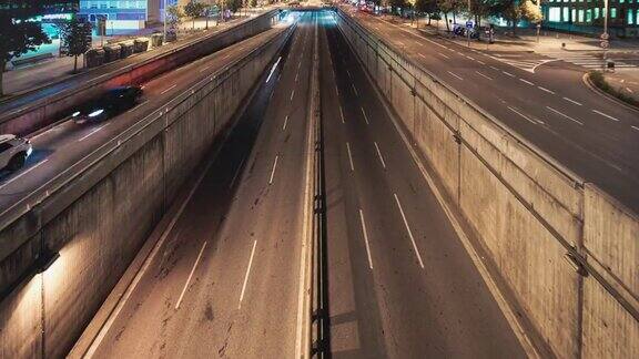 夜间交通快速的城市高速公路在城市高速公路上行驶的汽车的时间间隔和绘制的灯光轨迹