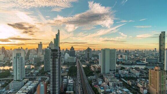 曼谷城市景观与交通道路和河流在日出时间的时间流逝