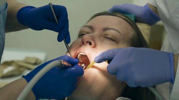 牙医在诊所里治疗病人的牙齿