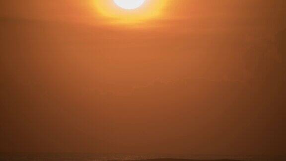 太阳-日出在海滩的时间推移