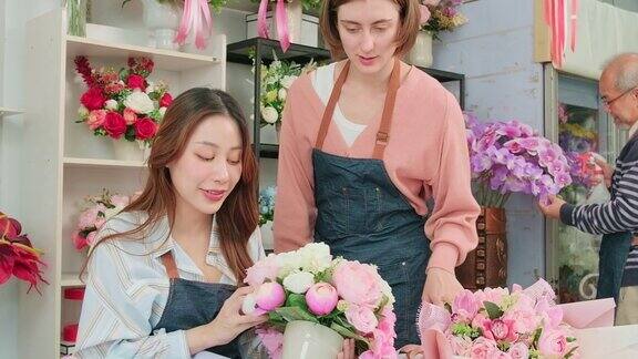 两名女花商在花店里插花