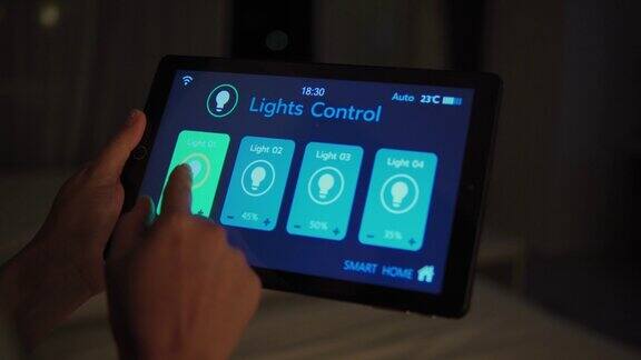 在手机上使用家庭自动化应用程序的女性控制室内灯光、电器、安全控制等