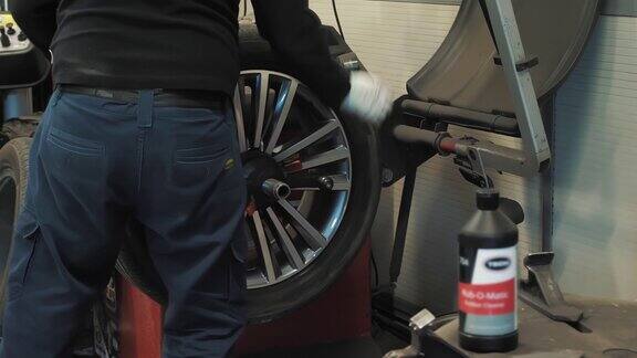 车轮平衡轮胎配件汽车服务特写镜头轮胎店里的轮子在旋转以保持平衡