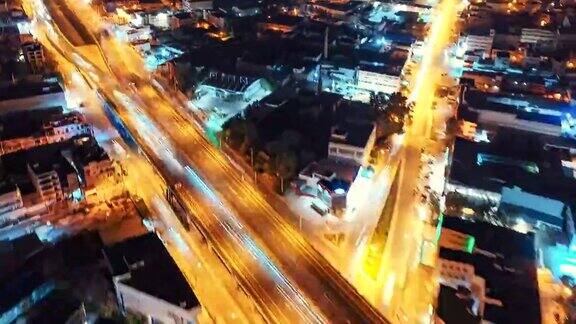 4K全空中夜间延时(hyperlapse)雅典市中心繁忙的高速公路