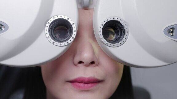 验光师在验光诊所内为病人进行眼科检查
