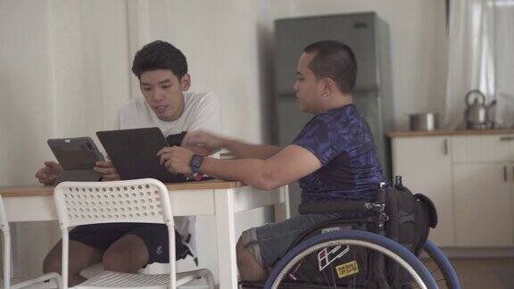 一个坐在轮椅上和朋友一起工作的残疾人