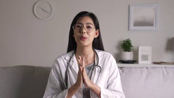 年轻的亚洲女医生与患者进行在线咨询年轻的女医生进行视频通话