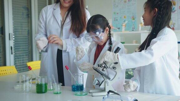 近距离教师在学校实验室教小学生学习科学、STEM教育